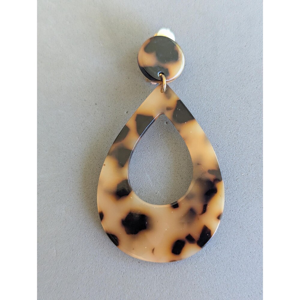 Vintage 1980s Tortoiseshell Lucite Teardrop Dangle Clip On Earrings - Picture 4 of 7